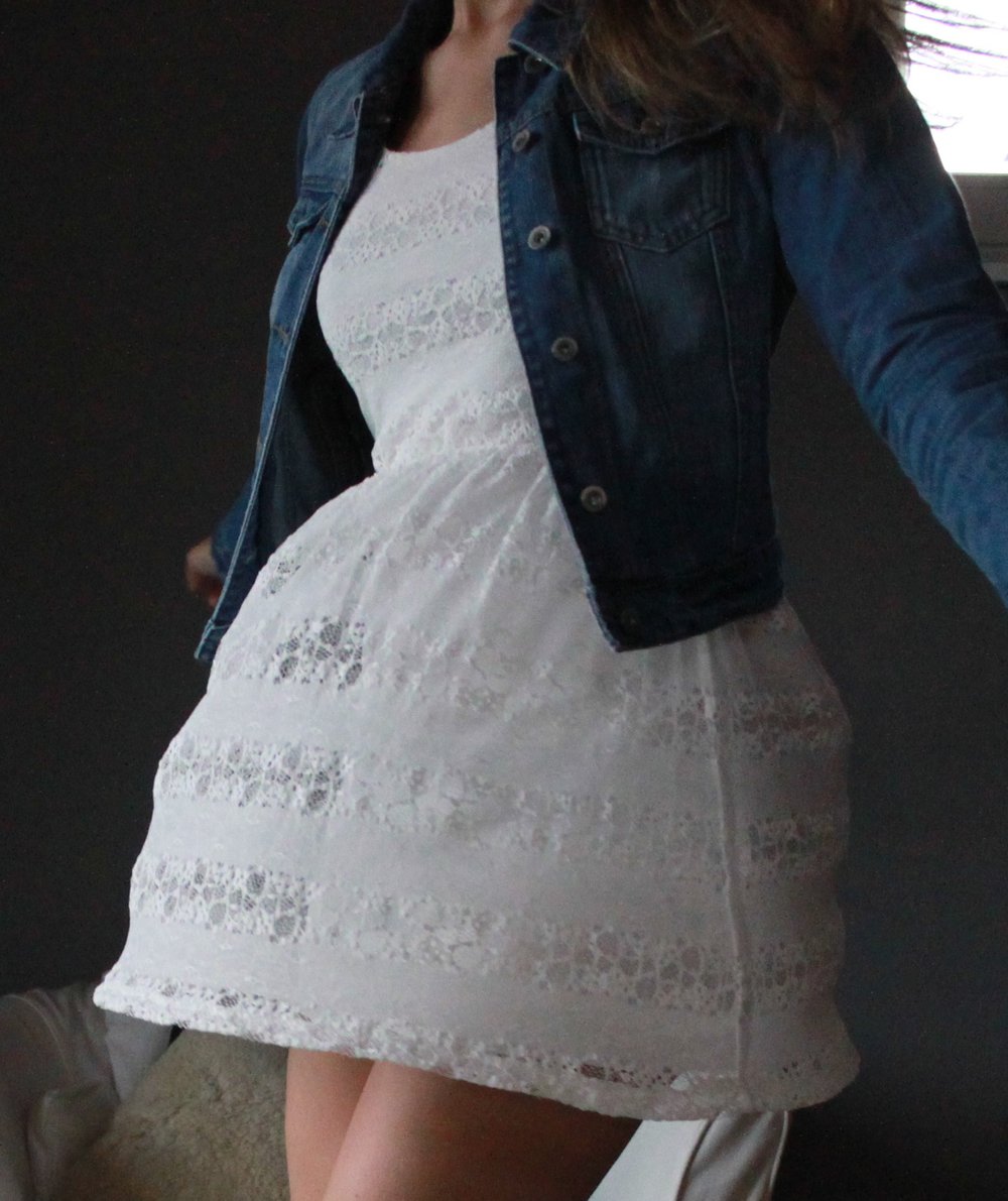 Skaterkleid aus weißer Spitze