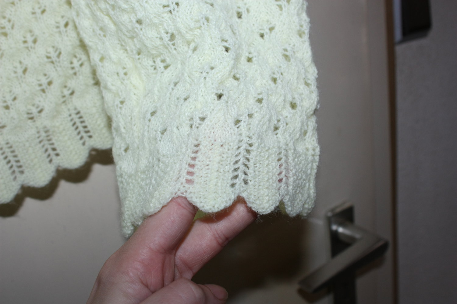 Lochmuster Strickjacke, Cardigan, mit leichten Trompetenärmeln, Zitronengelb, Gr. M