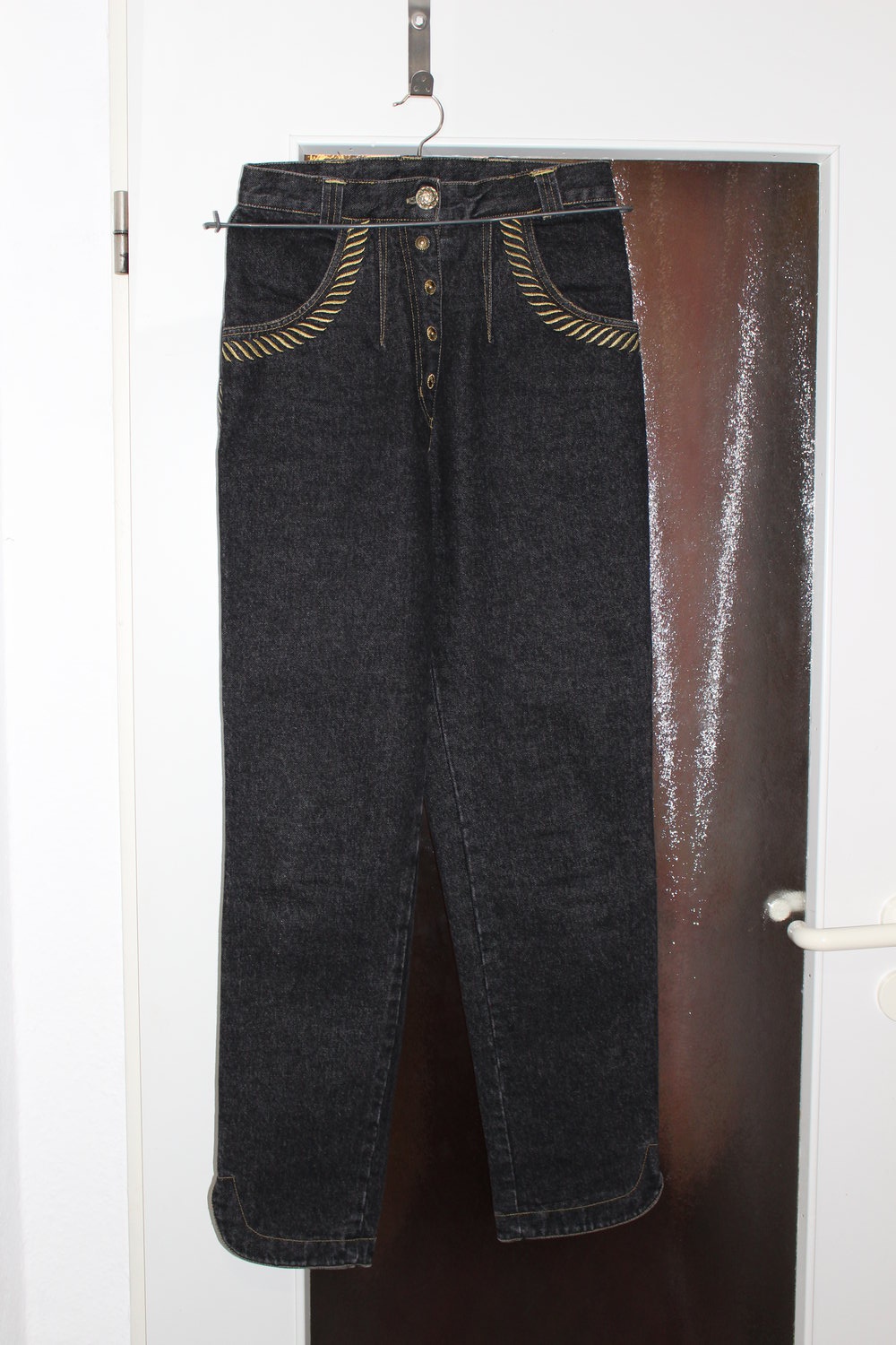 65. Schwarze Jeans mit Goldstickerei, Gr. 38