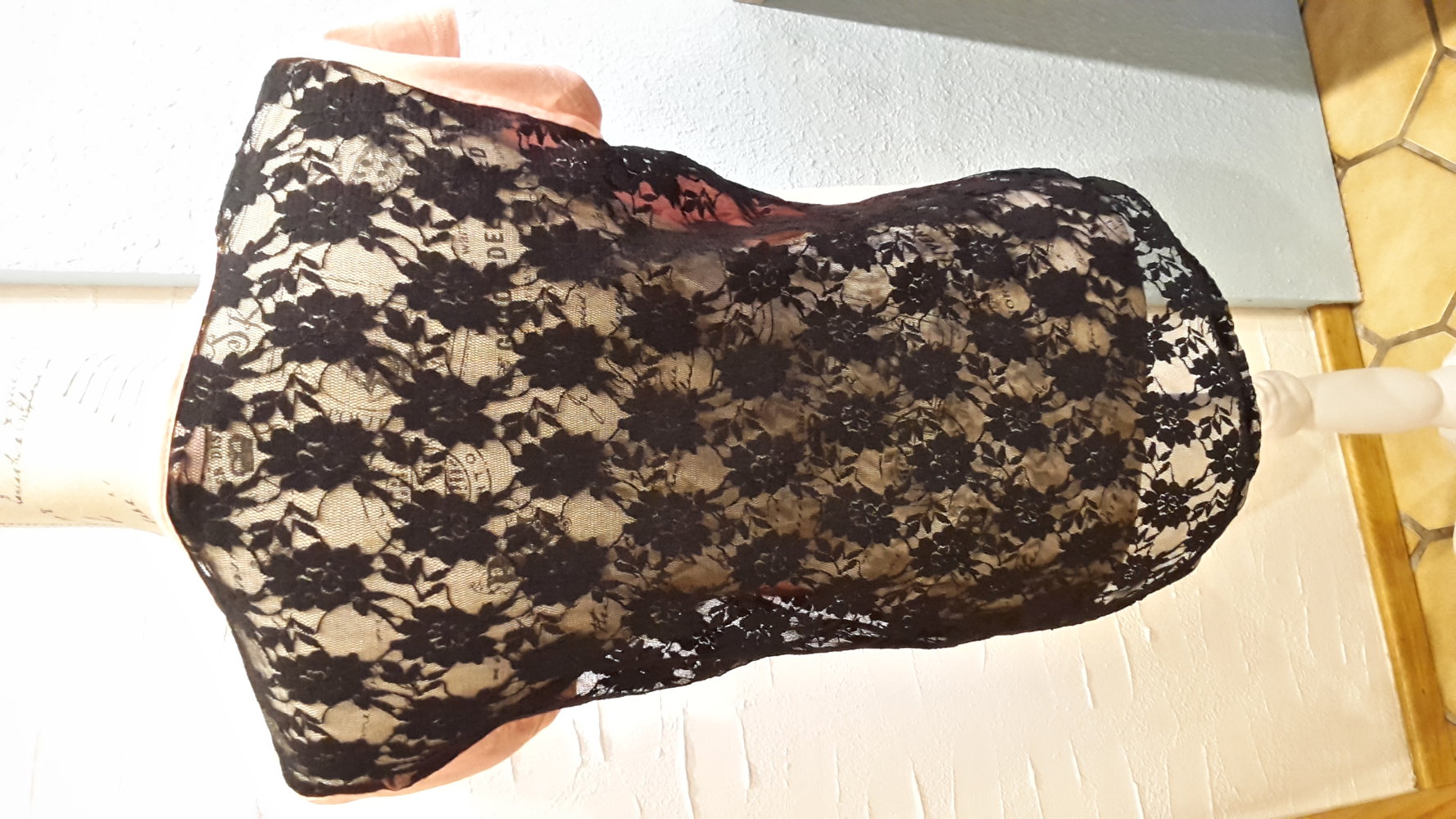 Rosa Tshirt mit schwarzem Druck, Rückseite Spitze 