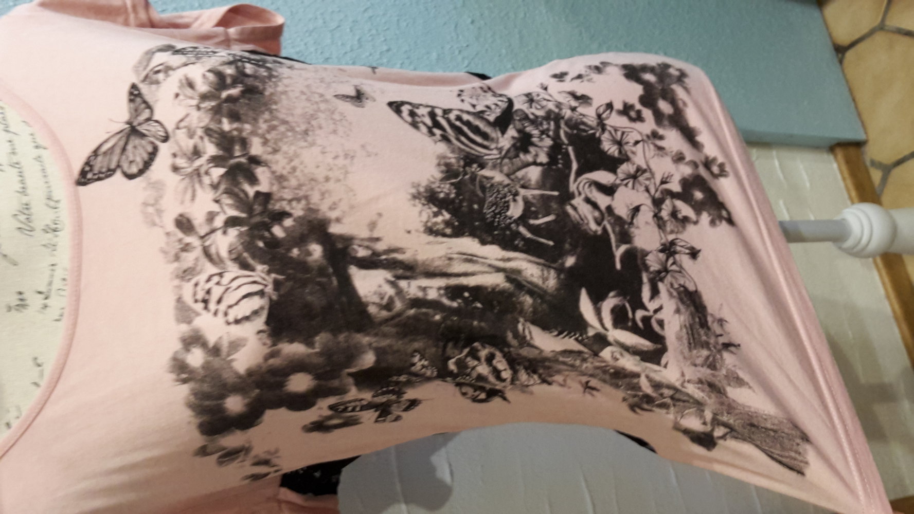 Rosa Tshirt mit schwarzem Druck, Rückseite Spitze 