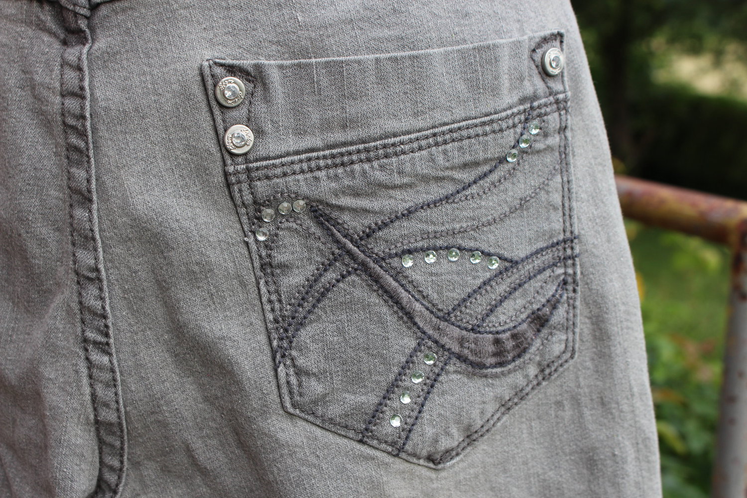 graue Röhren Jeans