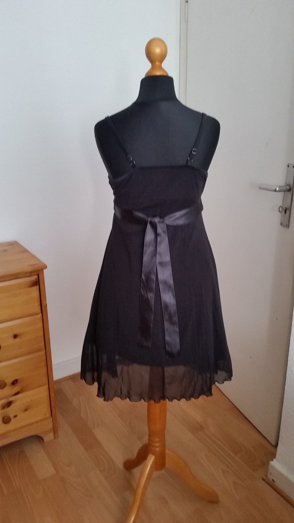 Kleid mit Satinband und Pailetten