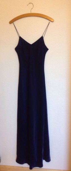 Elegantes, blauschimmerndes Abendkleid