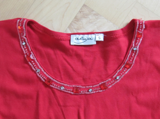 Rotes T-Shirt mit Verzierung Perlen