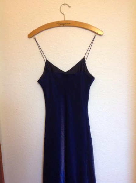 Elegantes, blauschimmerndes Abendkleid