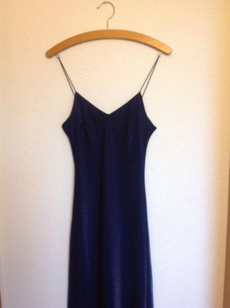 Elegantes, blauschimmerndes Abendkleid