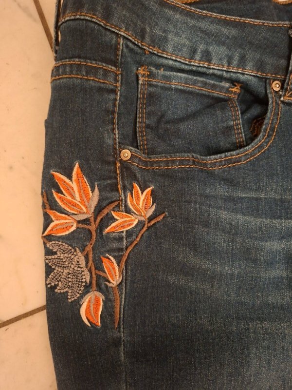 Edle Skinny-Jeans mit Blumen-Stickerei