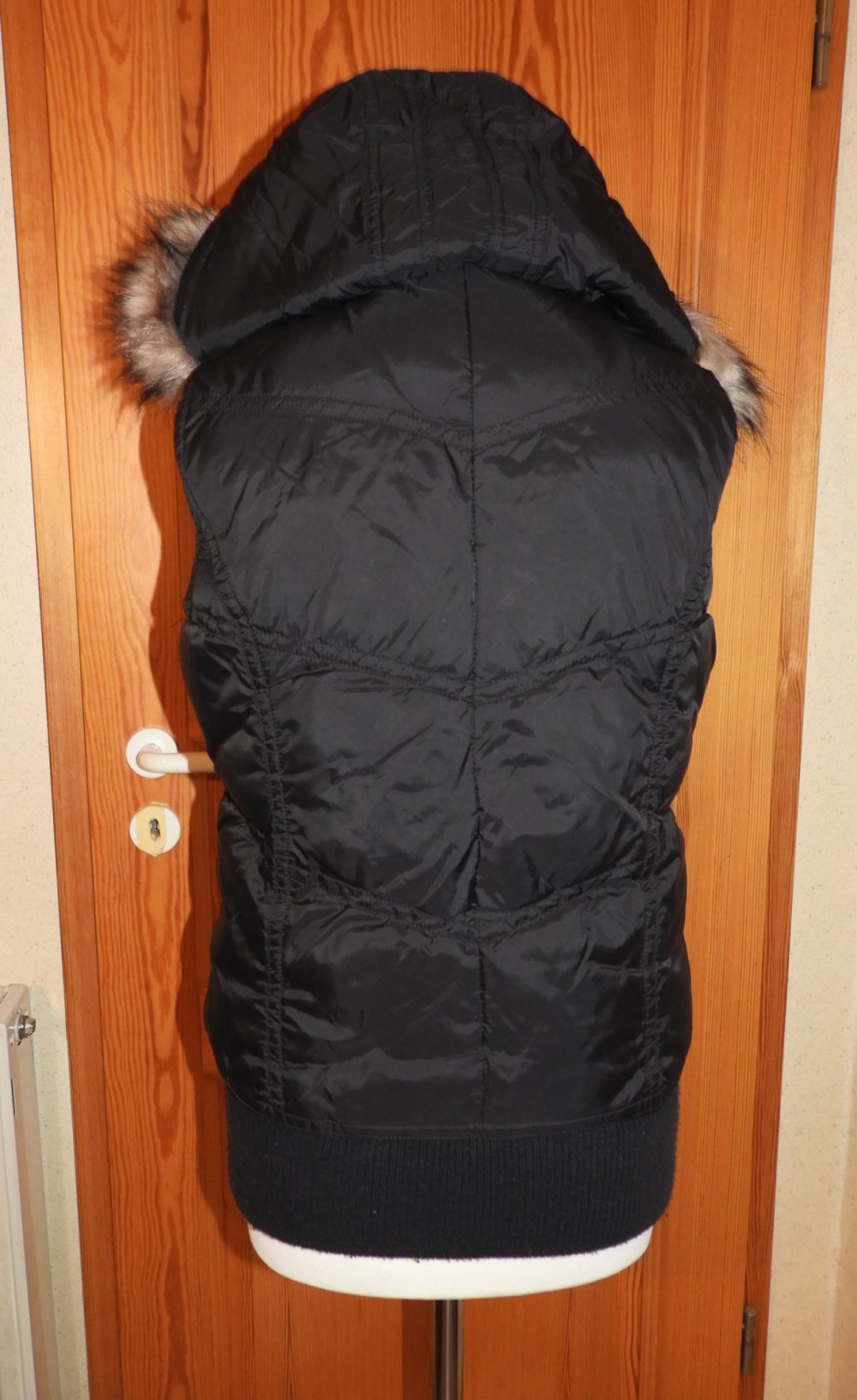 schwarze Weste mit Kaputze (Fellkragen abnehmbar)