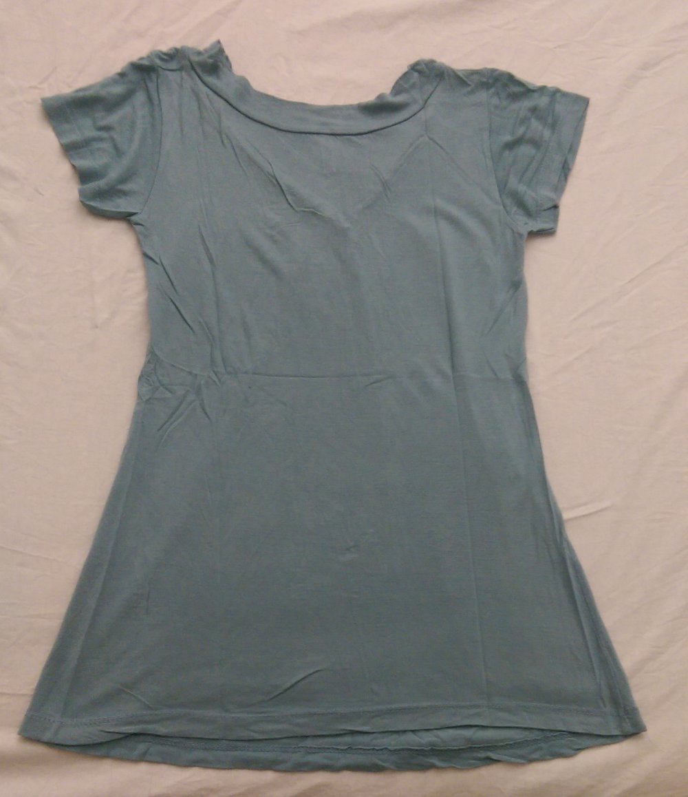 grau-blaues Shirt mit V-Ausschnitt und Raffung