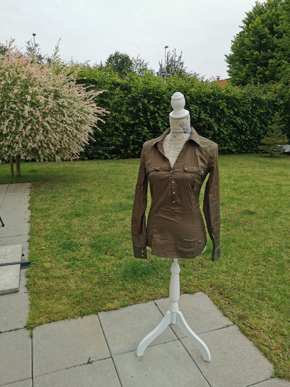 Khakifarbene Bluse 