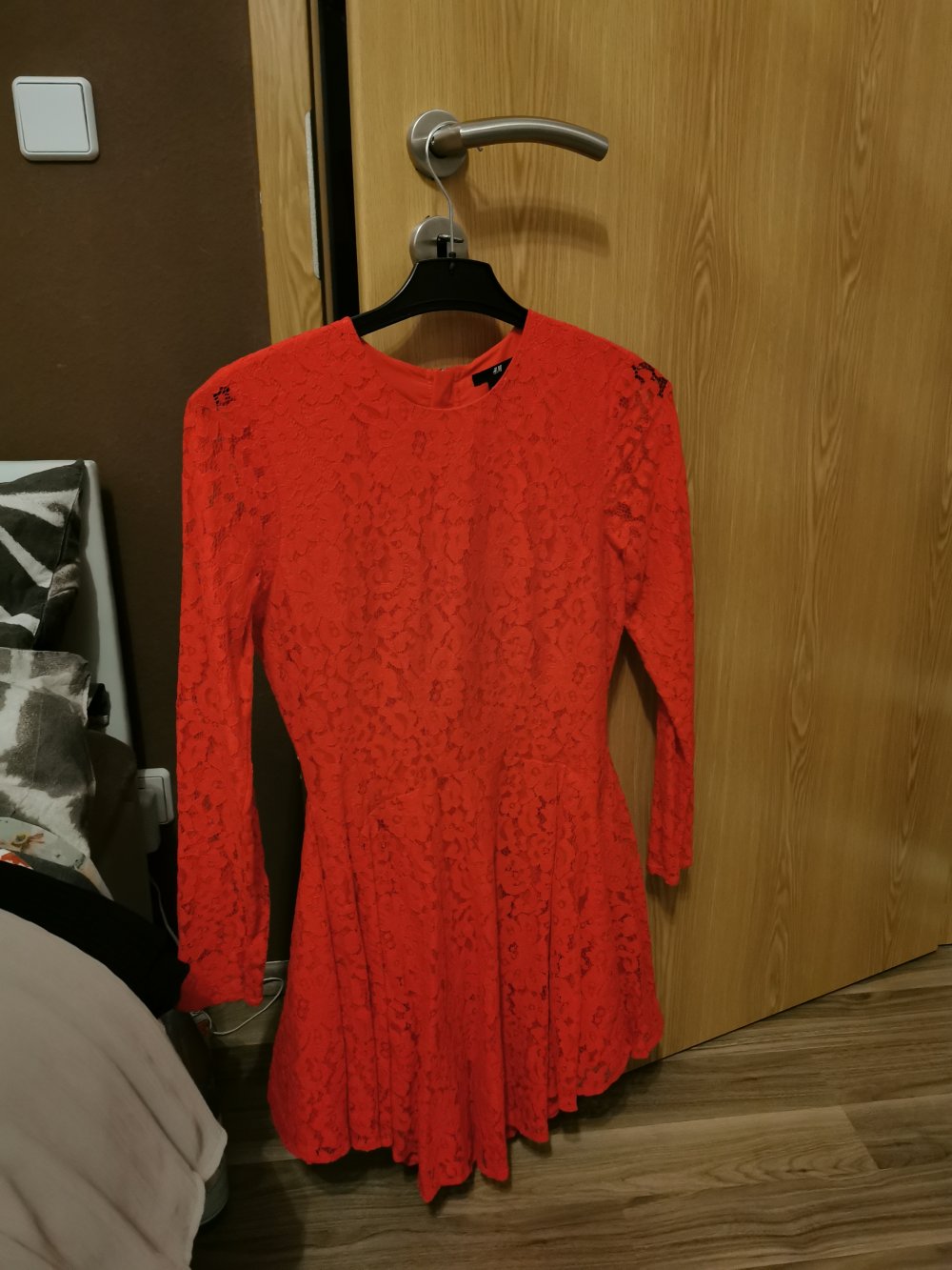 Kleid aus roter Spitze von H&M 