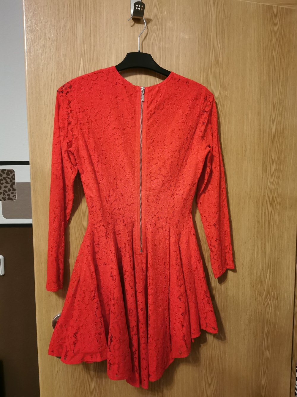 Kleid aus roter Spitze von H&M 