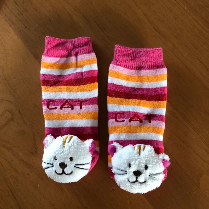 Süße Spielesocken Baby mit Katze