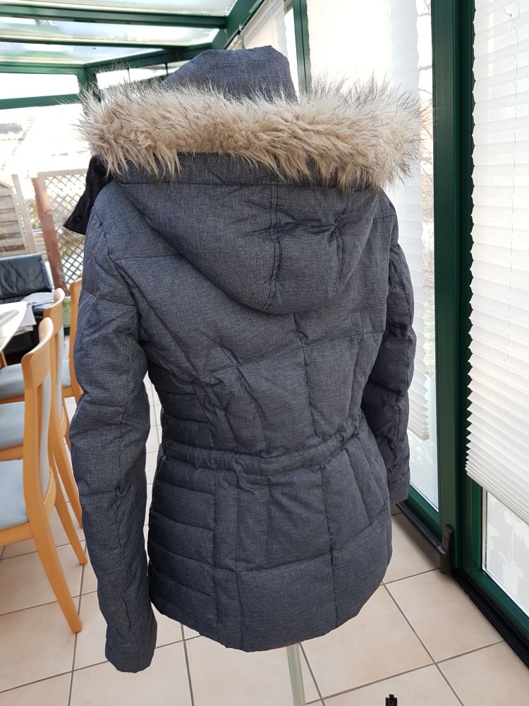 schöne blau-graue Esprit Daunenjacke mit abnehmbarer Kapuze.