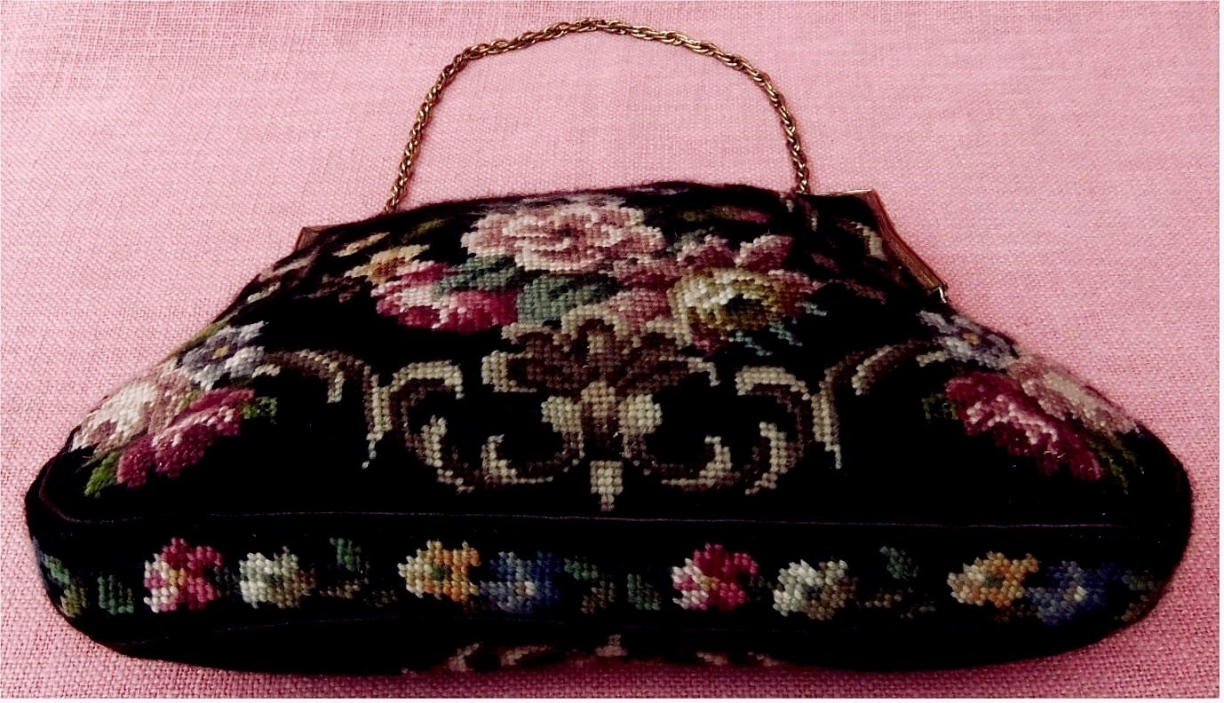 Gobelin Damentasche mit verzierter Messing-Verschlußleiste - Gobelin schwarz mit farbigem Blumenmotiv
