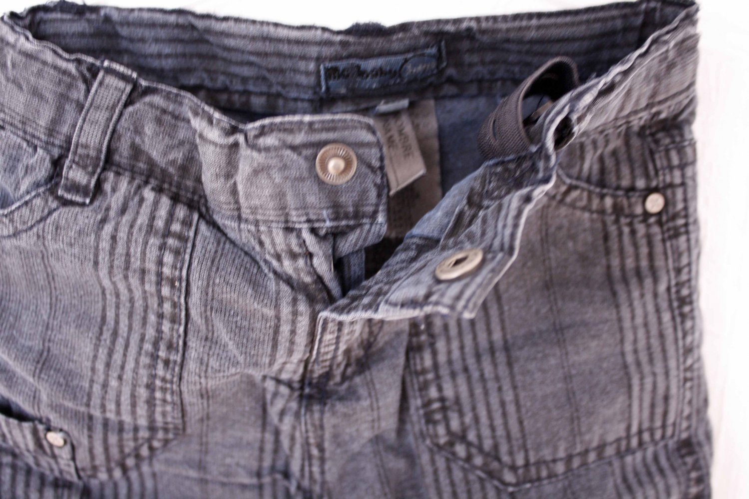 Dunkle Five-Pocket Jeans mit unregelmäßigem Streifenmuster