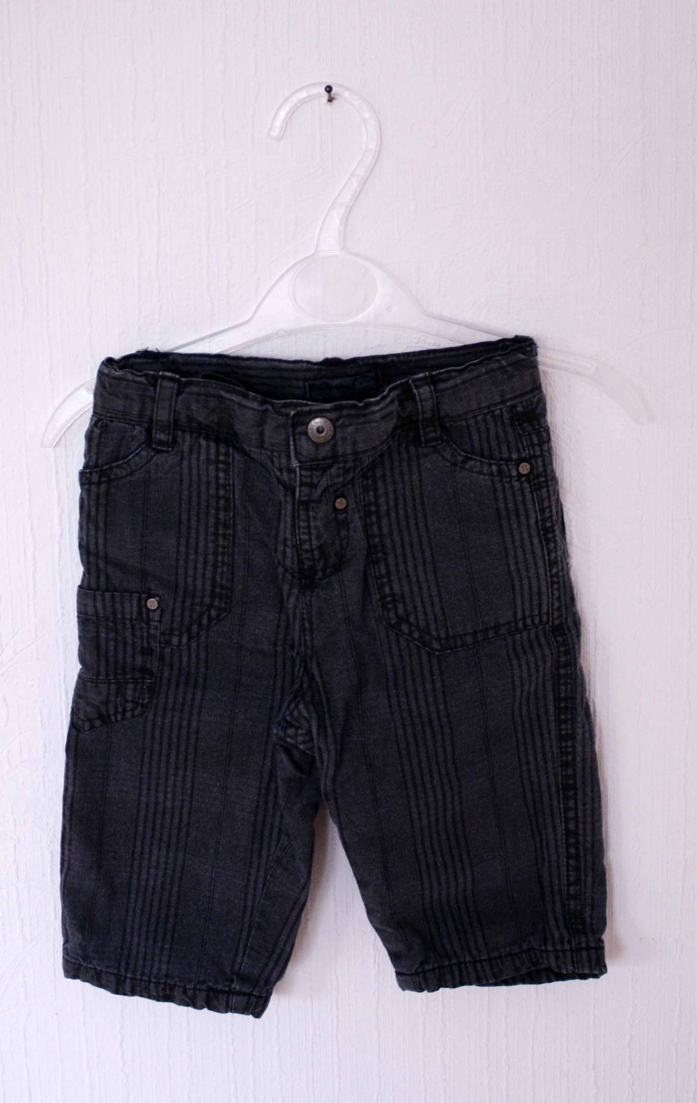 Dunkle Five-Pocket Jeans mit unregelmäßigem Streifenmuster