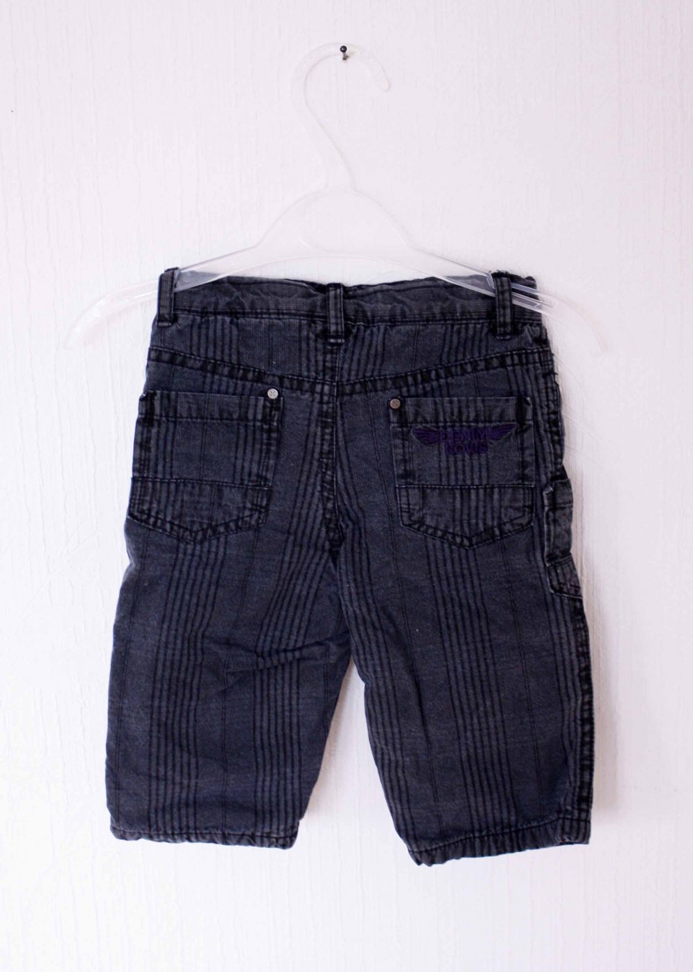 Dunkle Five-Pocket Jeans mit unregelmäßigem Streifenmuster