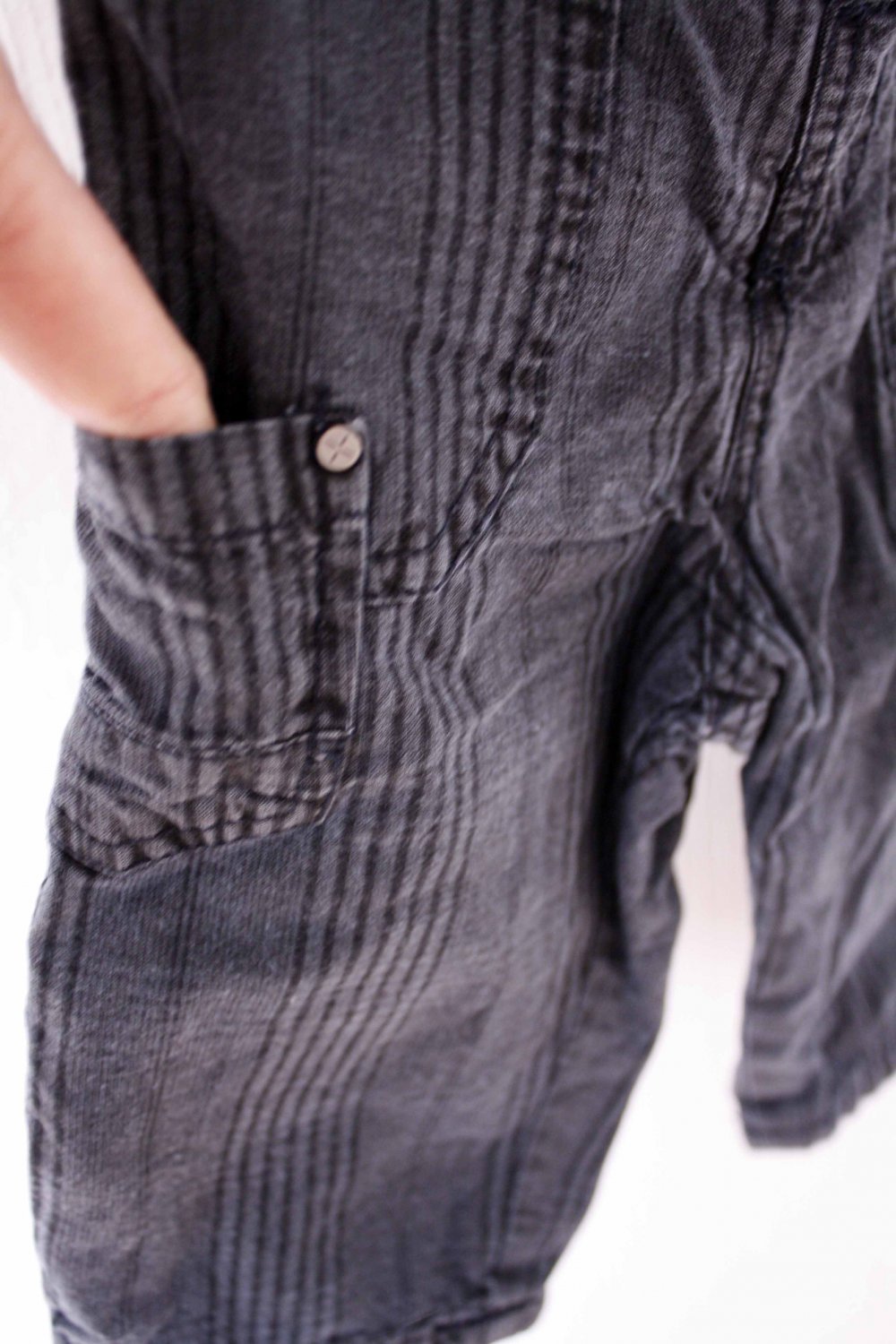 Dunkle Five-Pocket Jeans mit unregelmäßigem Streifenmuster