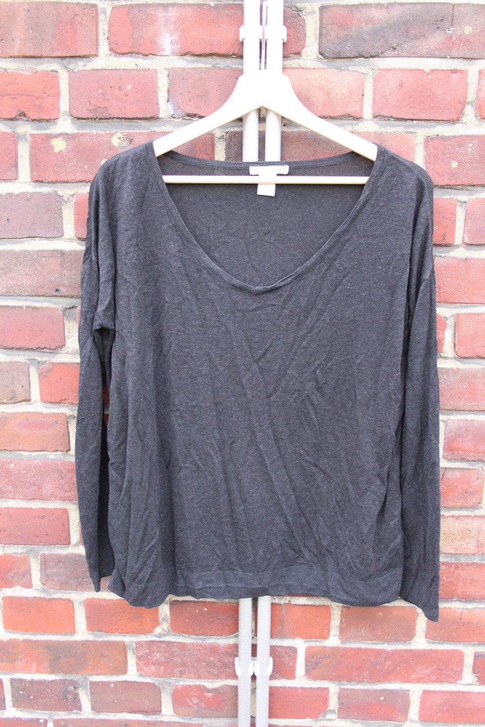 Feinstrickpullover mit abgerundetem V-Ausschnitt in Dunkelgrau