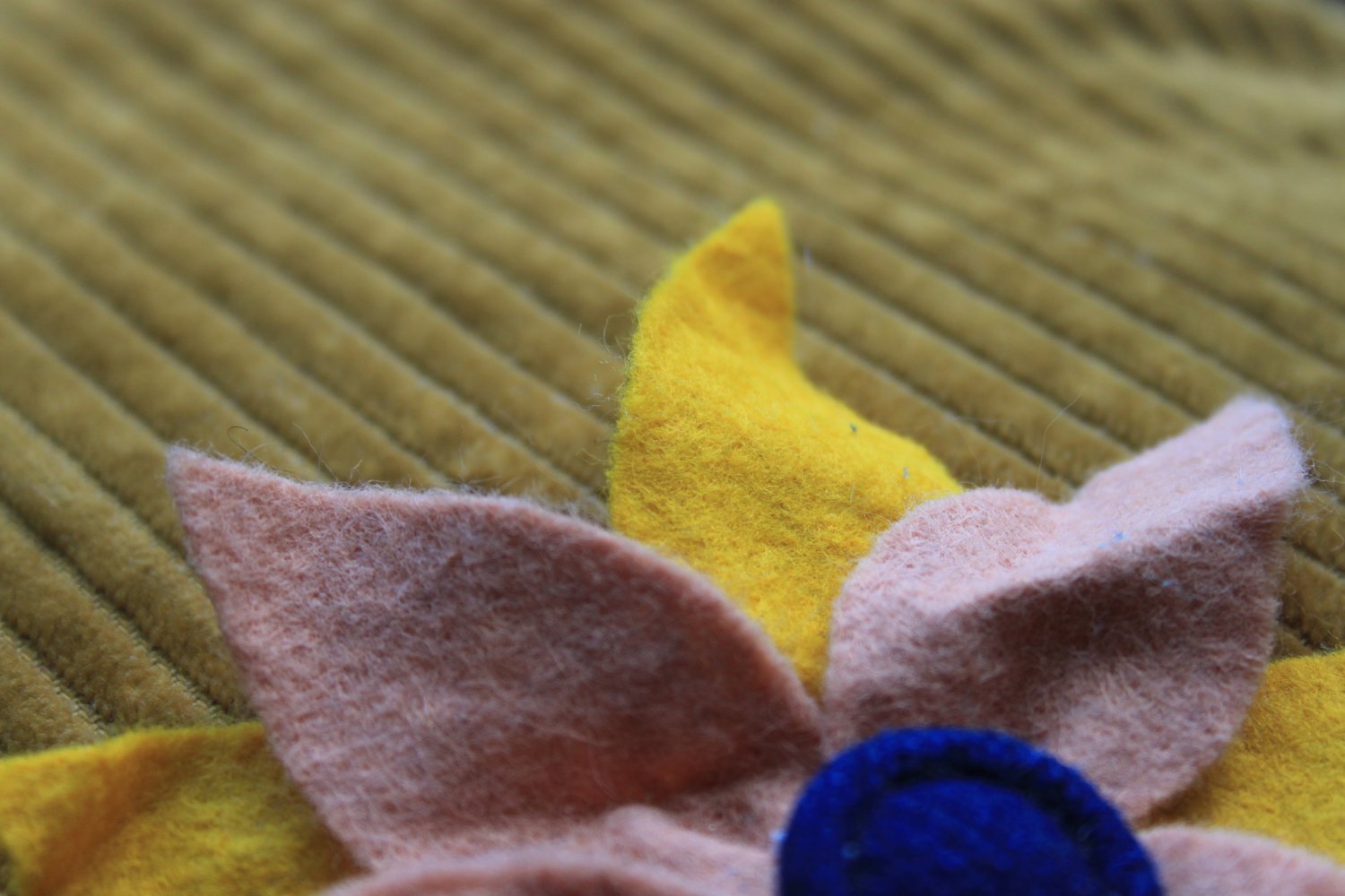 DIY Filz Blumenbrosche in Gelb/Rosa/Marine