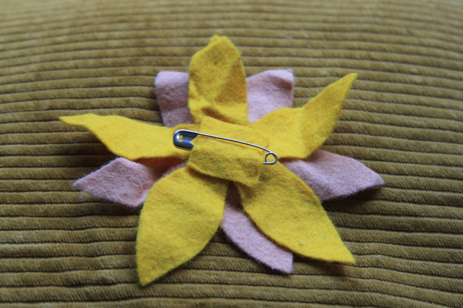 DIY Filz Blumenbrosche in Gelb/Rosa/Marine