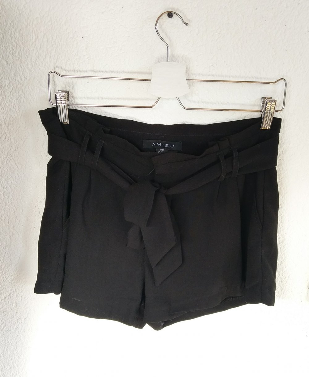Schwarze Shorts/ Paperbag Hose von Amisu Größe 36/38