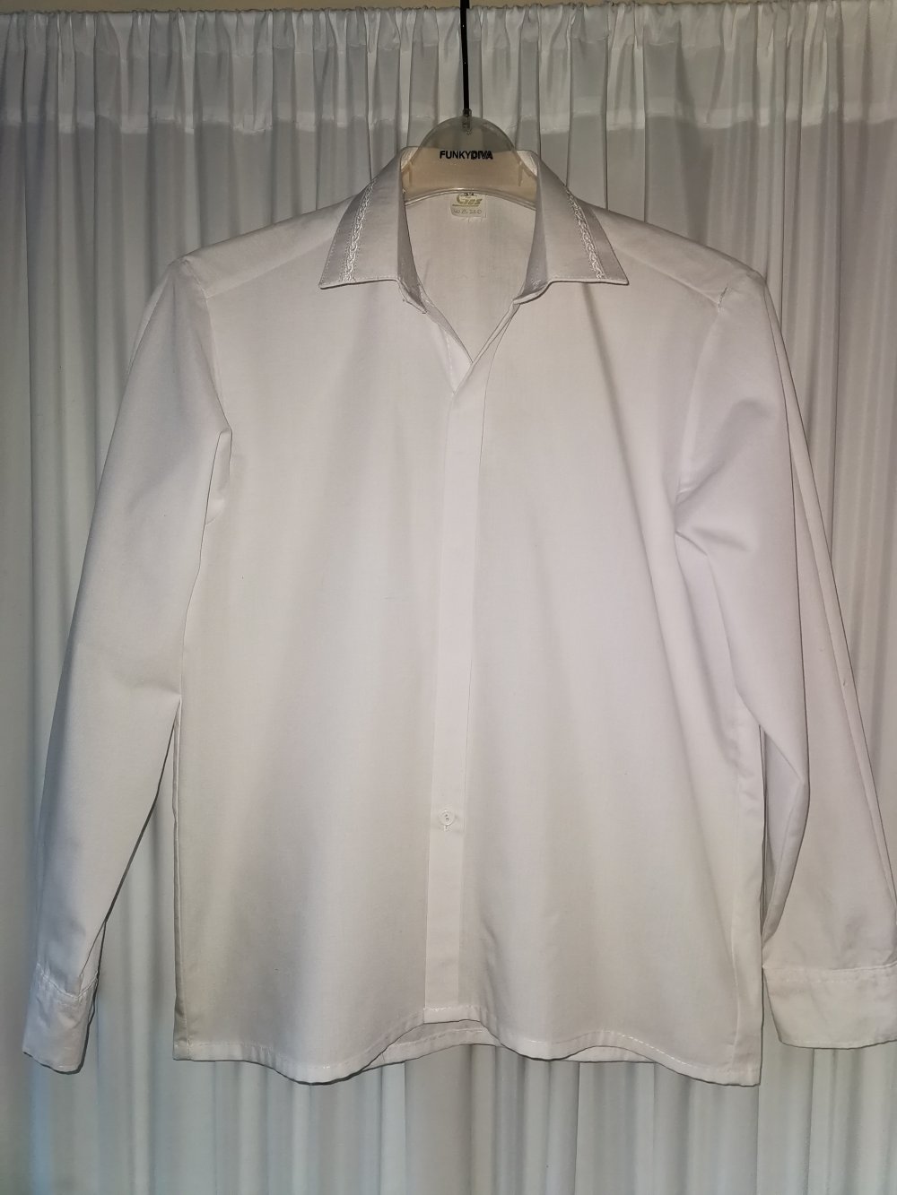 Weiße langarm Bluse mit schönen Verzierungen, Größe M
