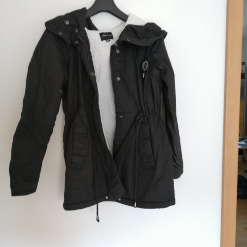 Schwarzer Parker mit vielen Taschen Jacke Teddyfell Ann Christine