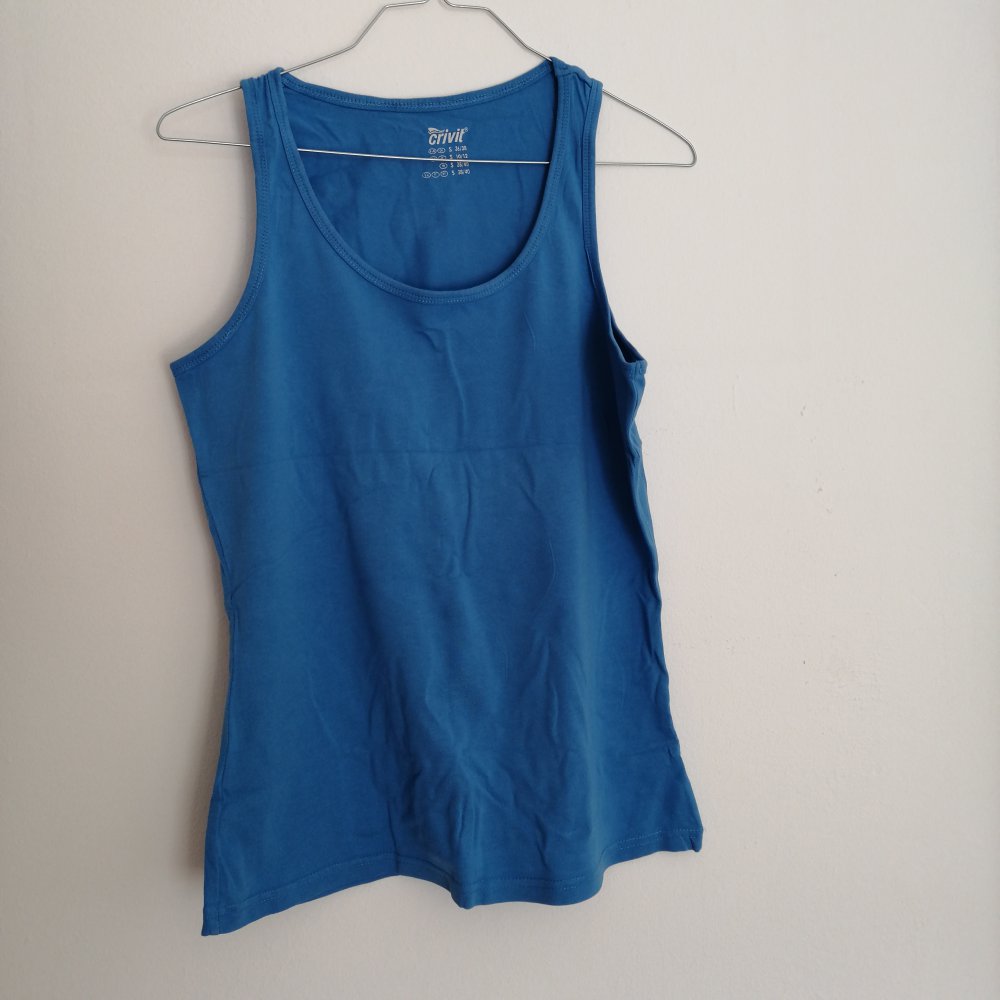Blaues Top schlicht