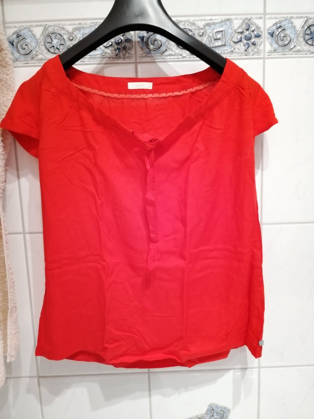 Rotes T-Shirt mit Schleife vorn