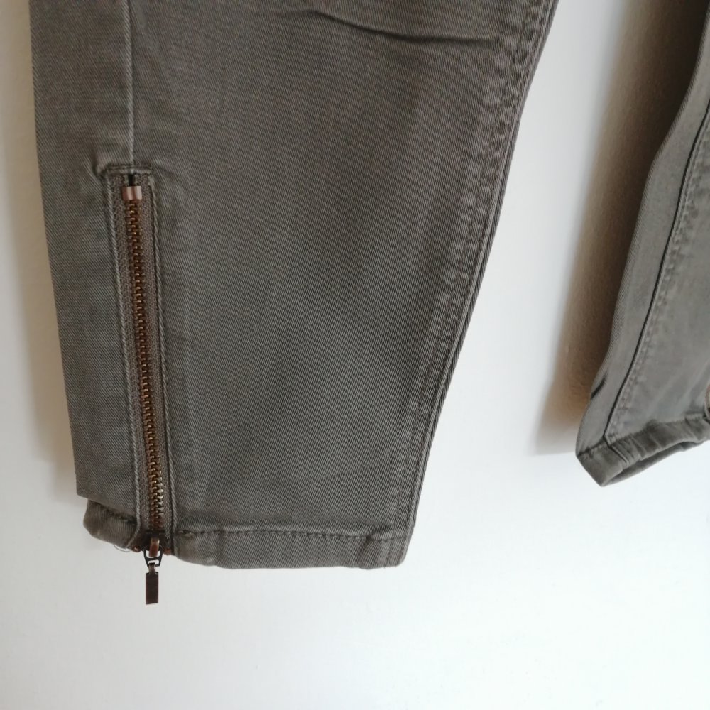 Khaki farbende Hose mit Reißverschluss