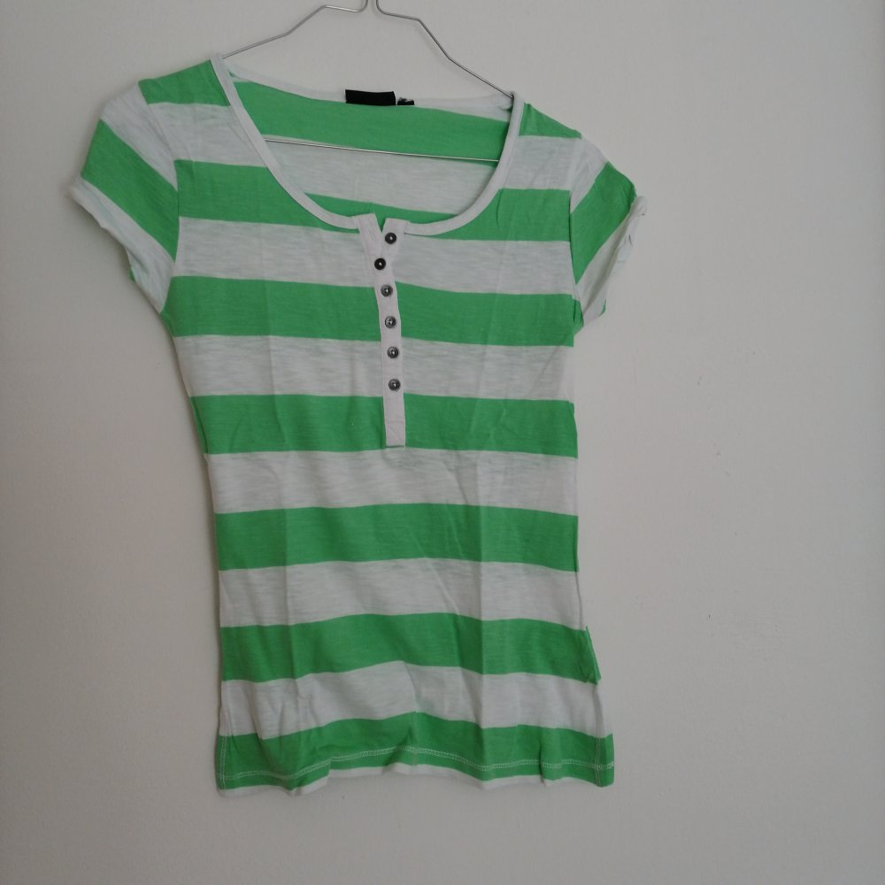 Grün gestreiftes T-Shirt *