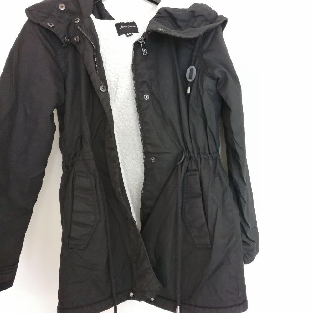 Schwarzer Parker mit vielen Taschen Jacke Teddyfell Ann Christine