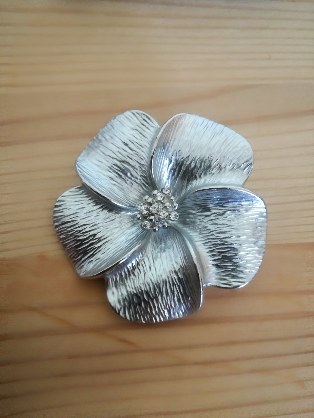 Tolle Brosche silber Blüte mit Glitzersteinen NEU!!
