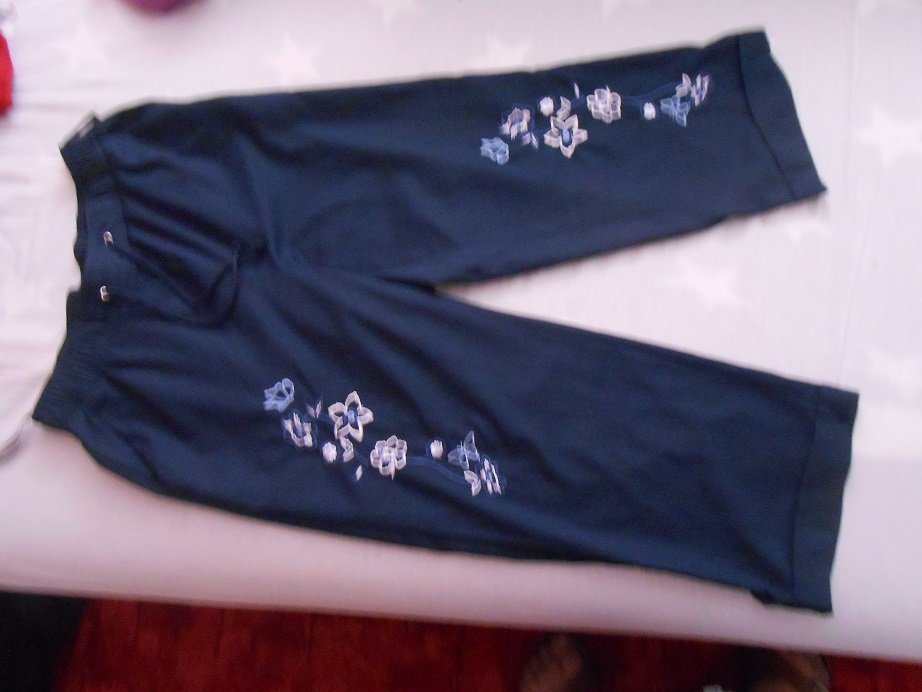 AproductZ Damen Caprihose mit Blütenstickerei dunkelblau Gr. 40