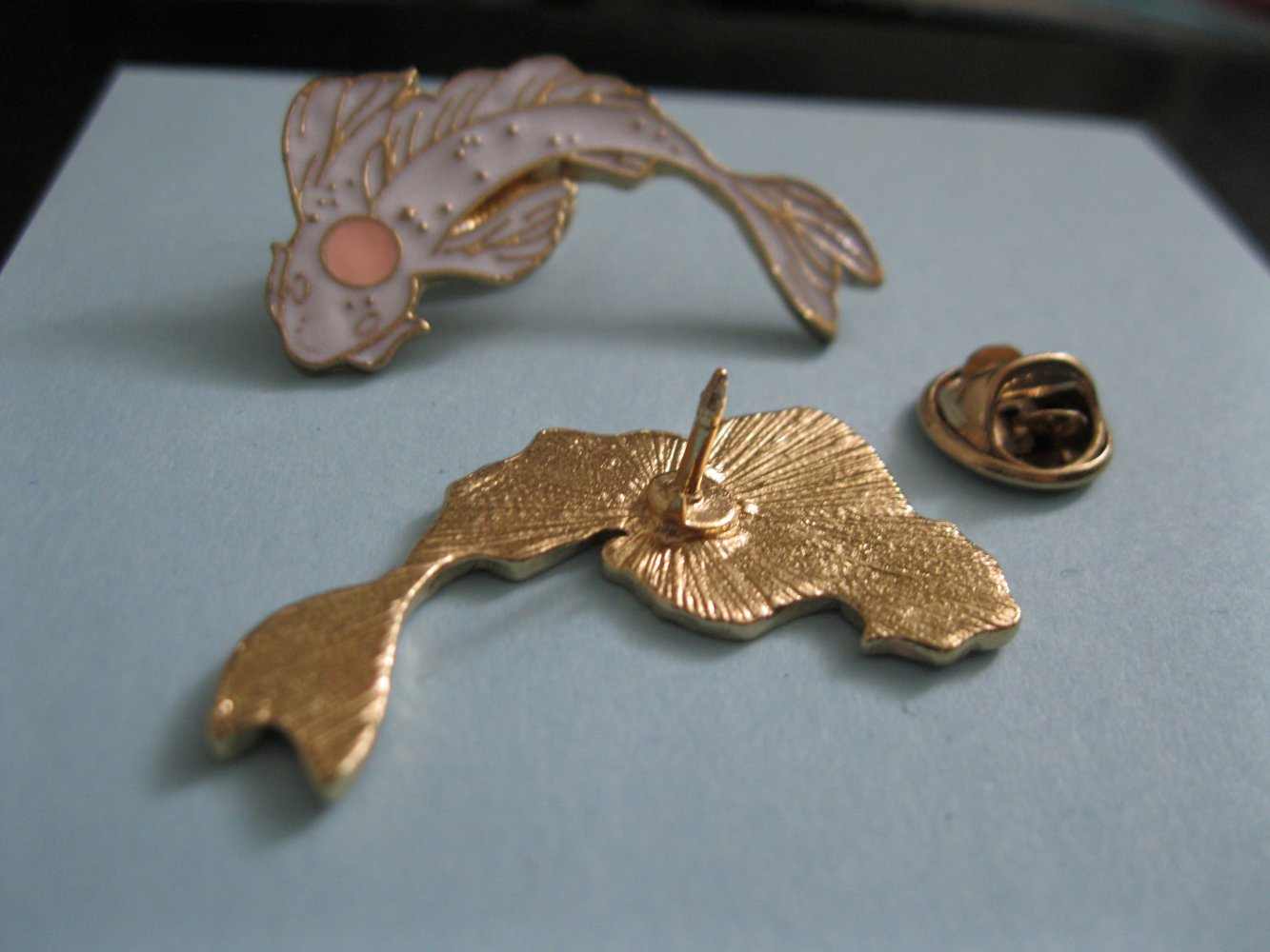 Yin Yang Koi Pins / Fische / Anstecknadel 