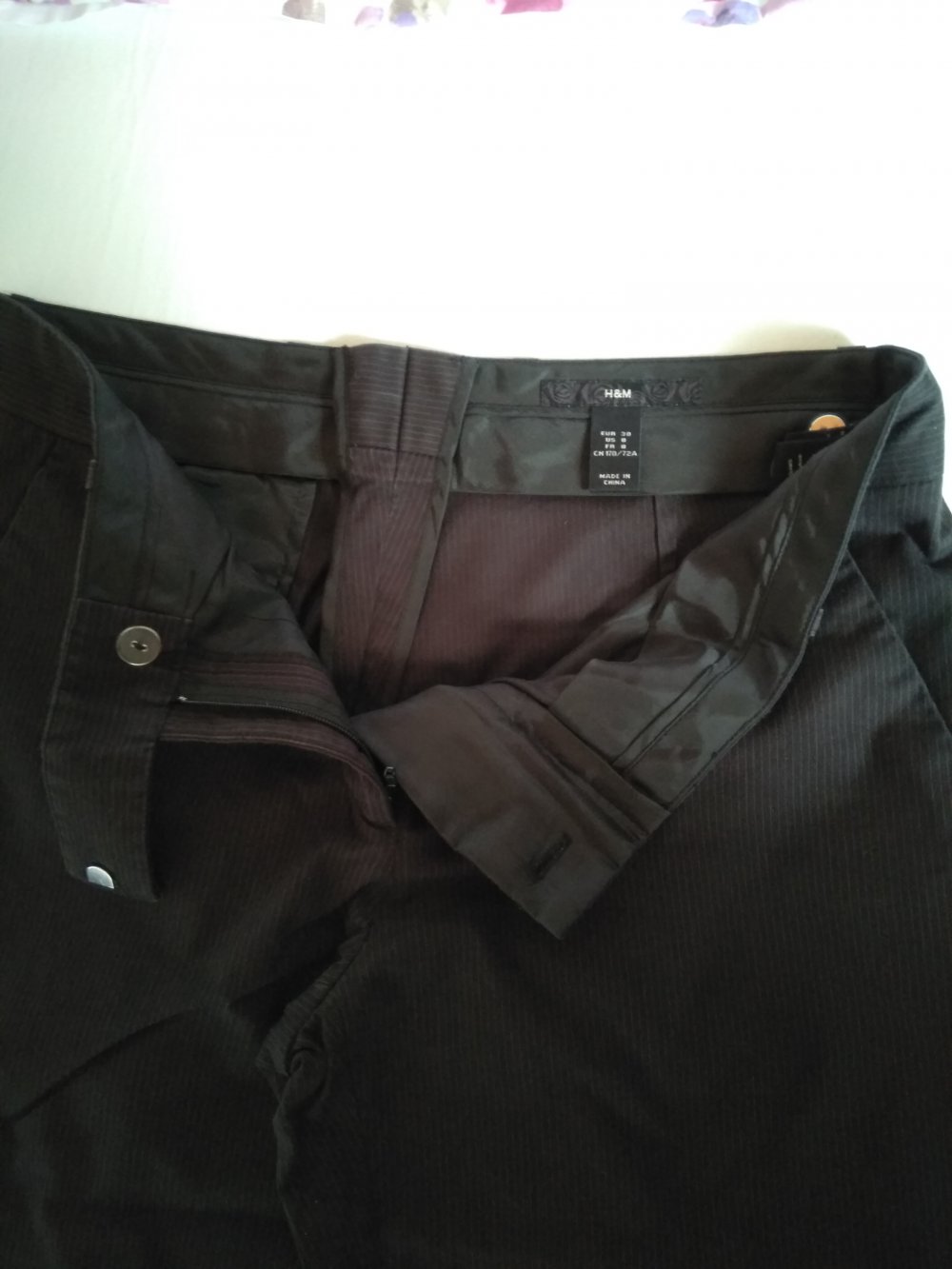Schwarze Hose mit dünnen braunen Nadelstreifen