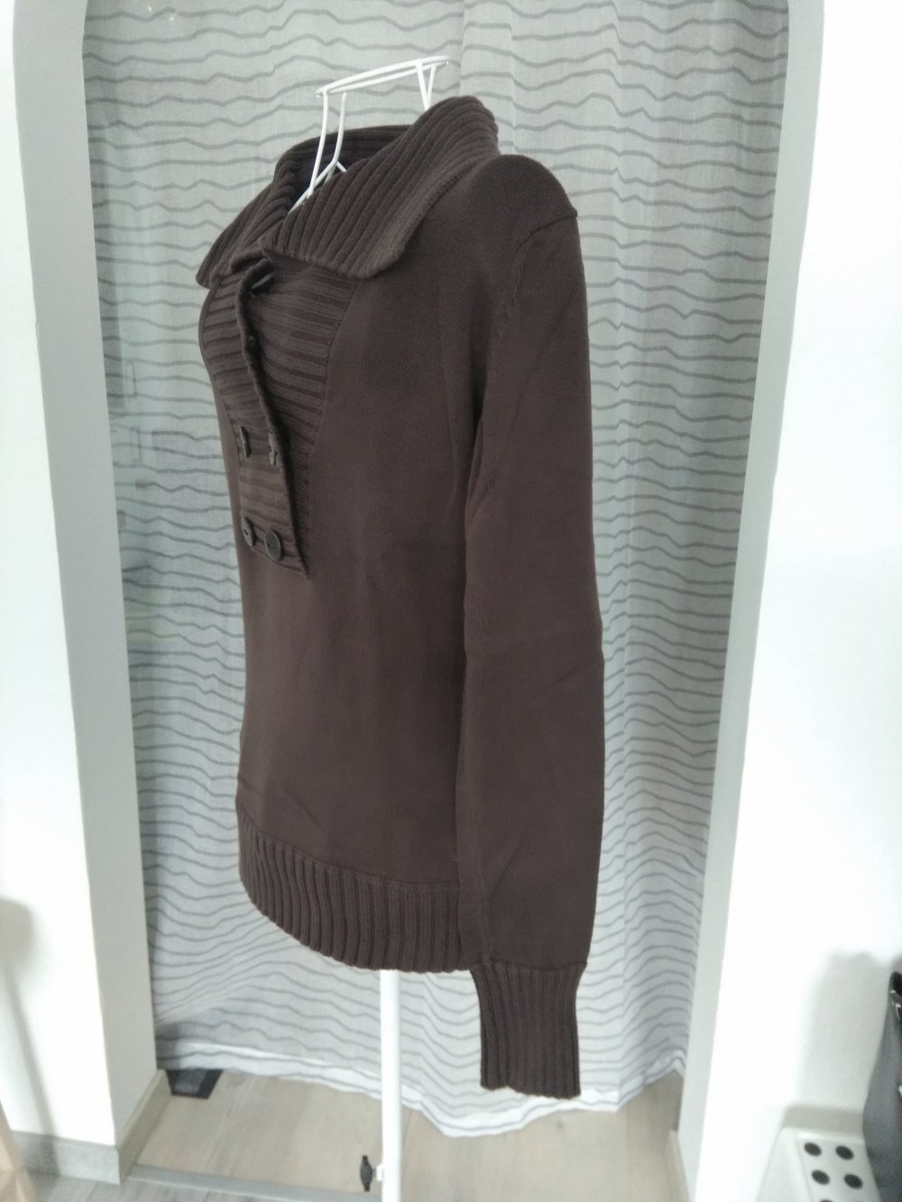 Brauner Pullover mit Kragen
