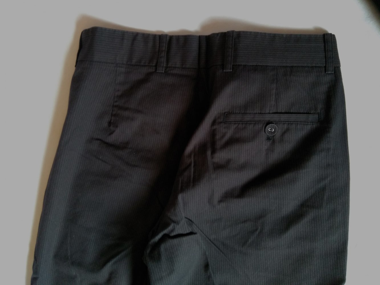 Schwarze Hose mit dünnen braunen Nadelstreifen