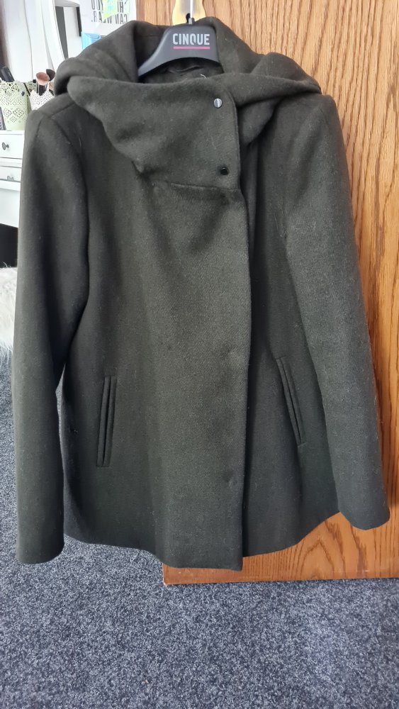 Khakifarbener Wollmantel mit Kapuze 