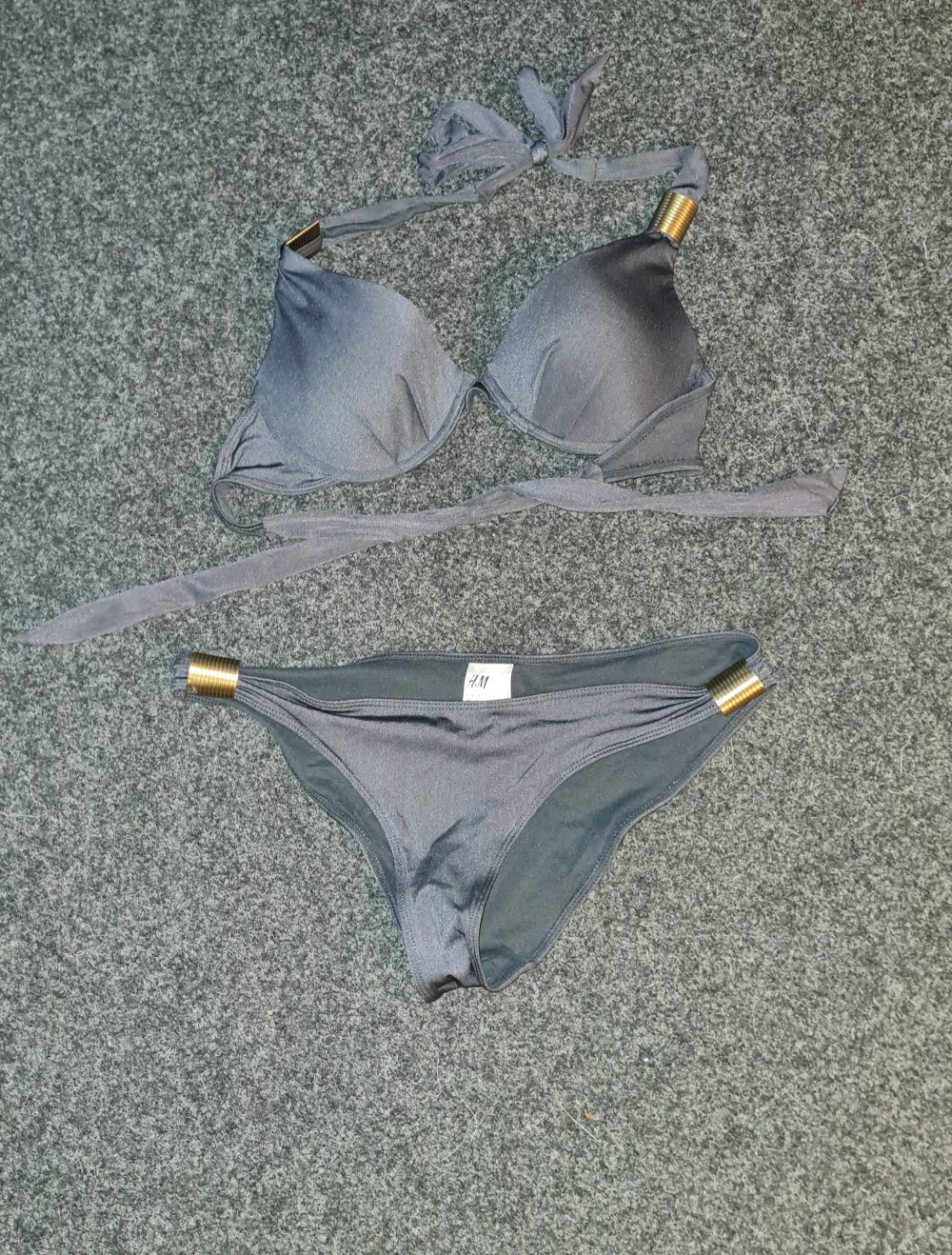 Grauer Bikini mit goldenen Details