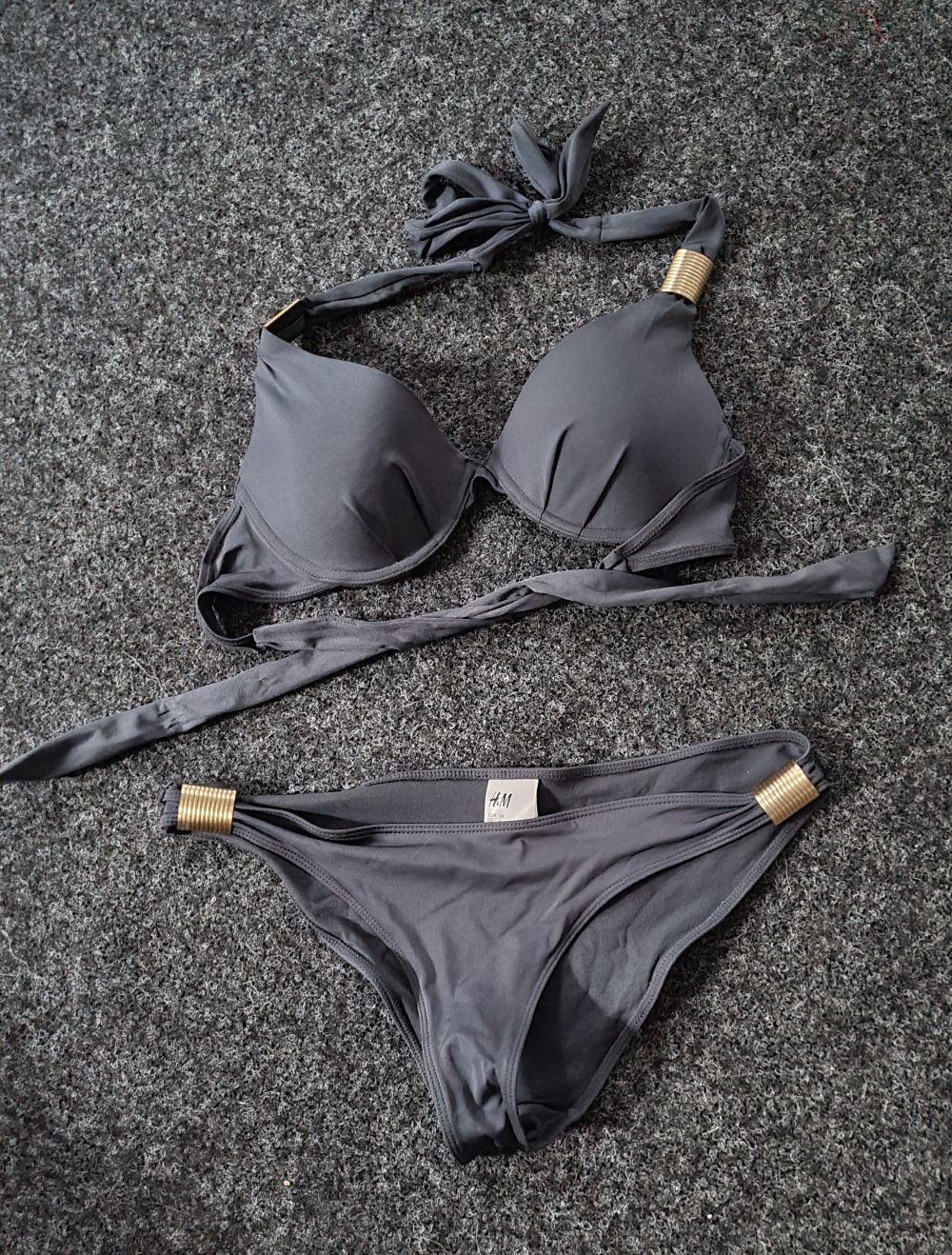 Grauer Bikini mit goldenen Details