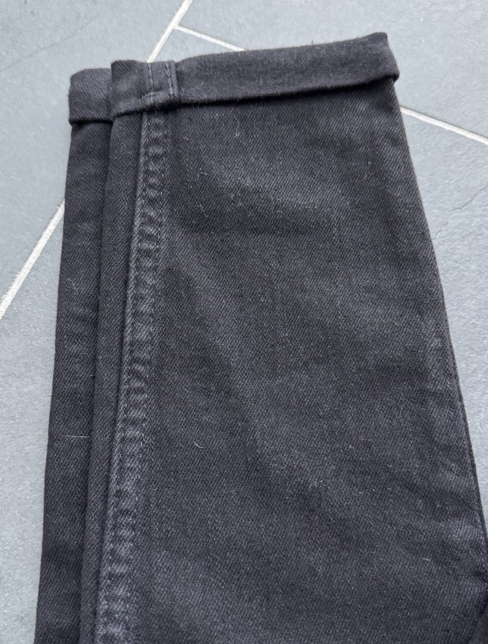 Schwarze Röhrenjeans