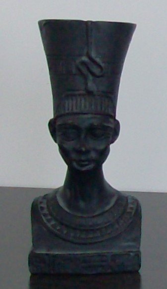 Ägypten-Replik-Skulptur Nofretete = schönste Königin des alten Ägypten, mit ägyptischen Hieroglyphen auf dem Sockel, Figur Replik Deko Statue Skulptur Büste schwarz