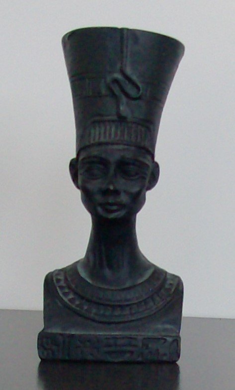 Ägypten-Replik-Skulptur Nofretete = schönste Königin des alten Ägypten, mit ägyptischen Hieroglyphen auf dem Sockel, Figur Replik Deko Statue Skulptur Büste schwarz