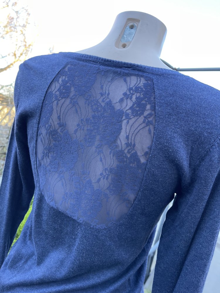 Feinstrick PULLOVER mit Rückendekolleté aus SPITZE Gr. M
