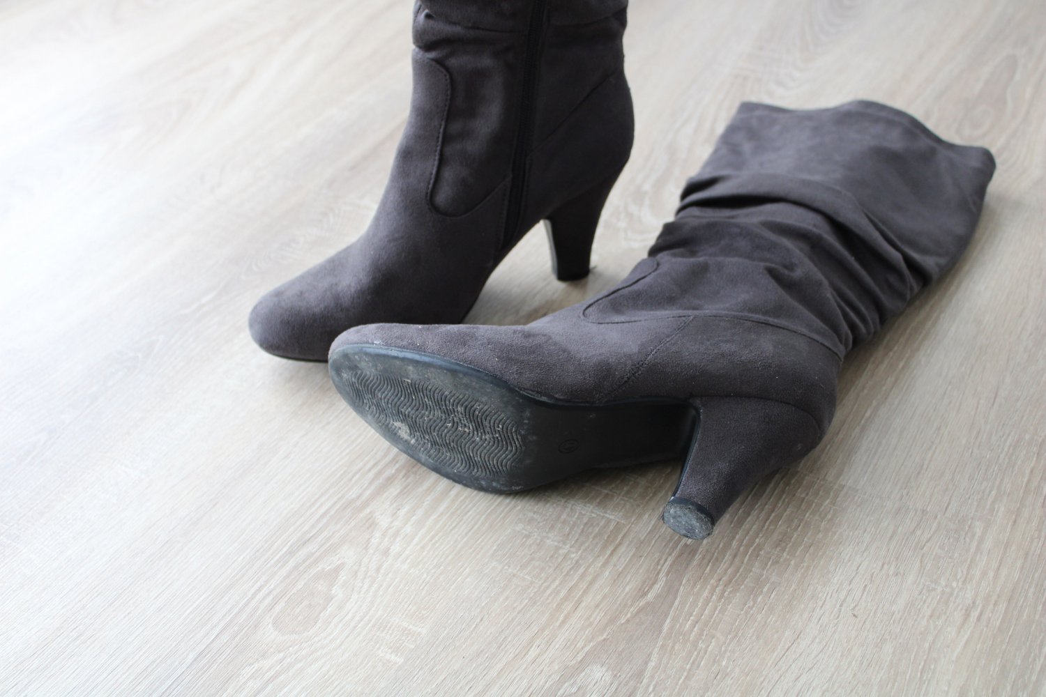Graue Stiefel mit kleinem Absatz