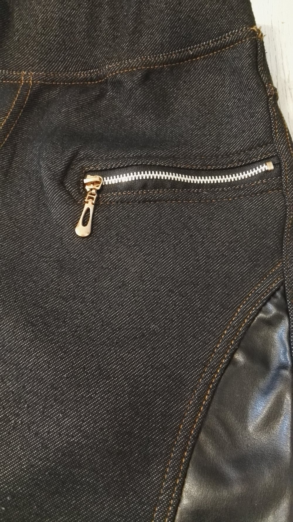 Jeggings mit Ledereinsätzen